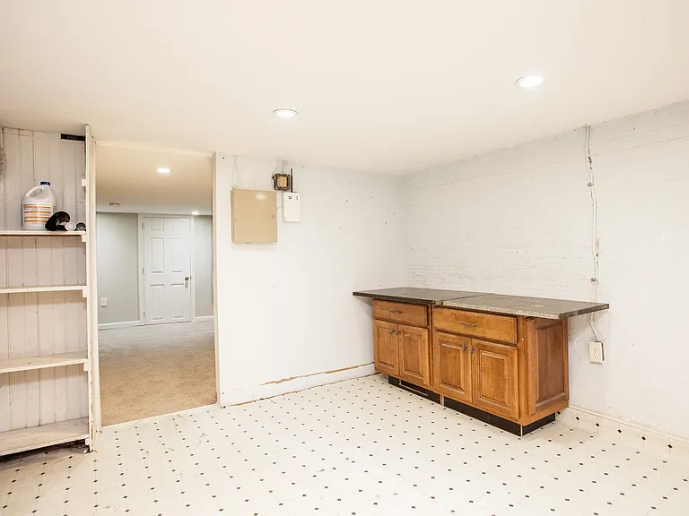 laundry room w/ storage