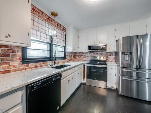 208 Collins Dr, Newport News, VA 23601