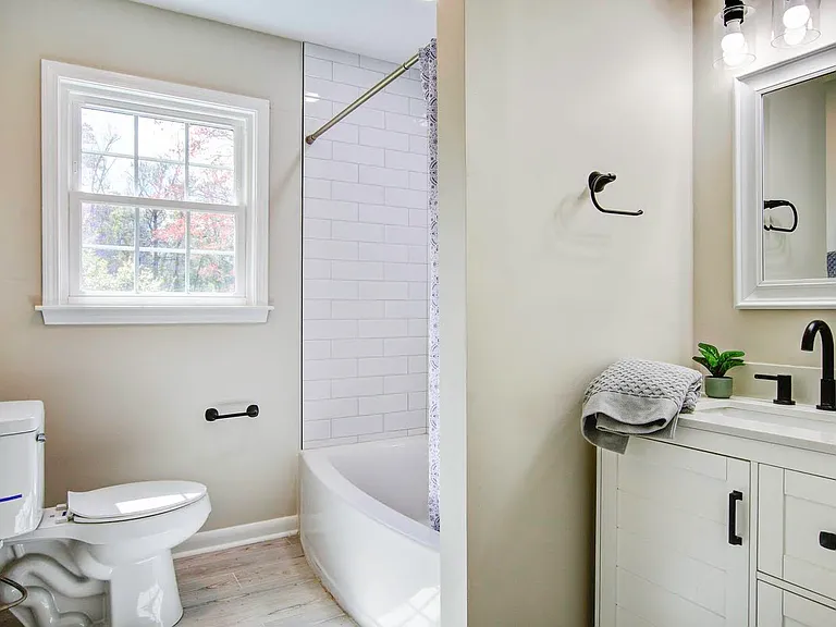4563 W Montague Ave — Photo 4