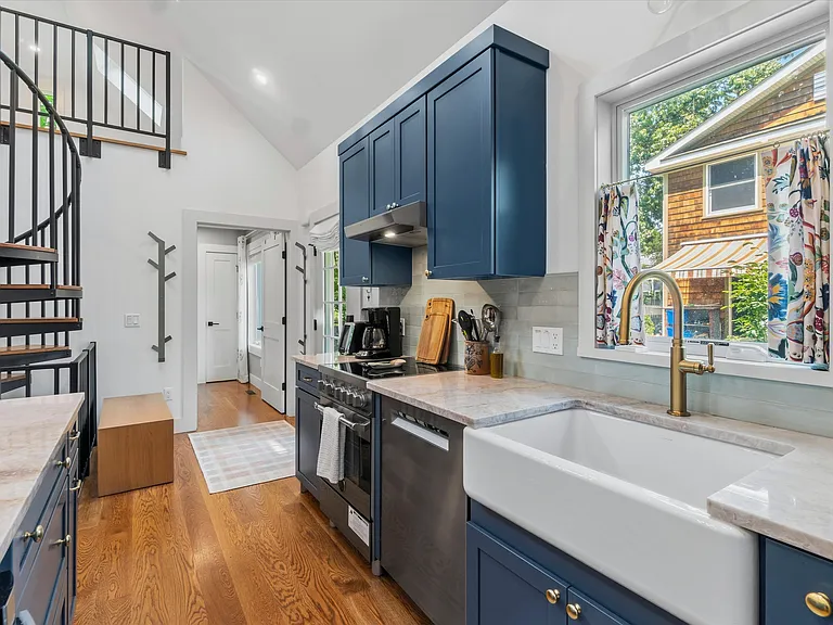 103 Hastings Ave — Photo 6