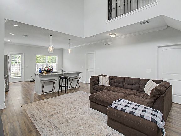 3rd image of 785 Fairview Cir