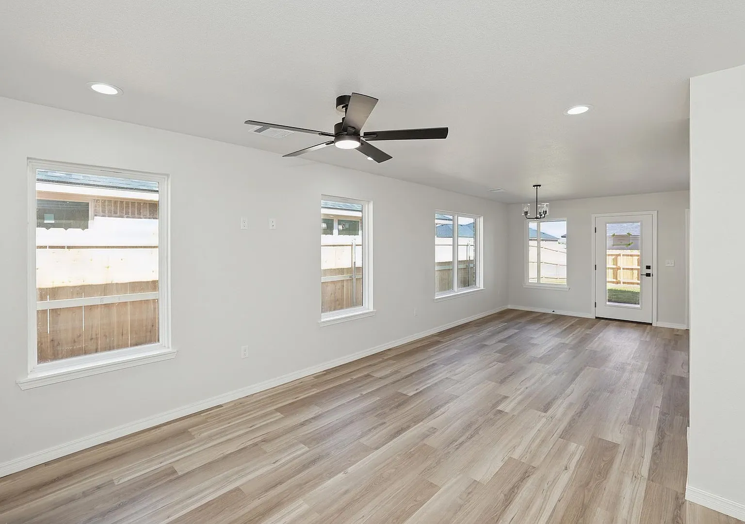 9004 Oakleaf — Photo 2
