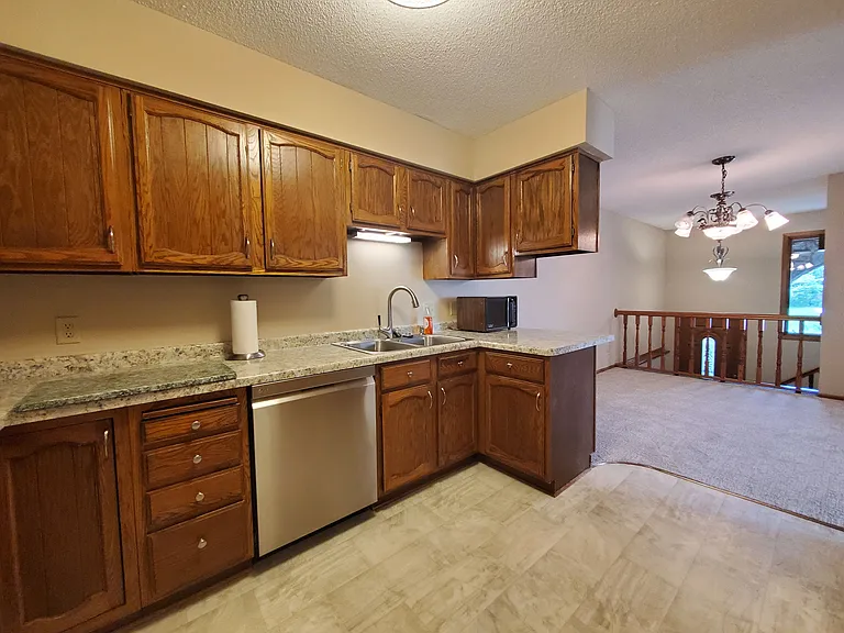 2517 Cedar Hills Dr — Photo 7