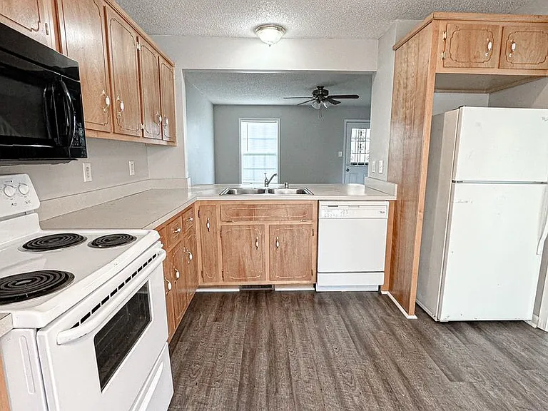 205 Tree Line Dr — Photo 3