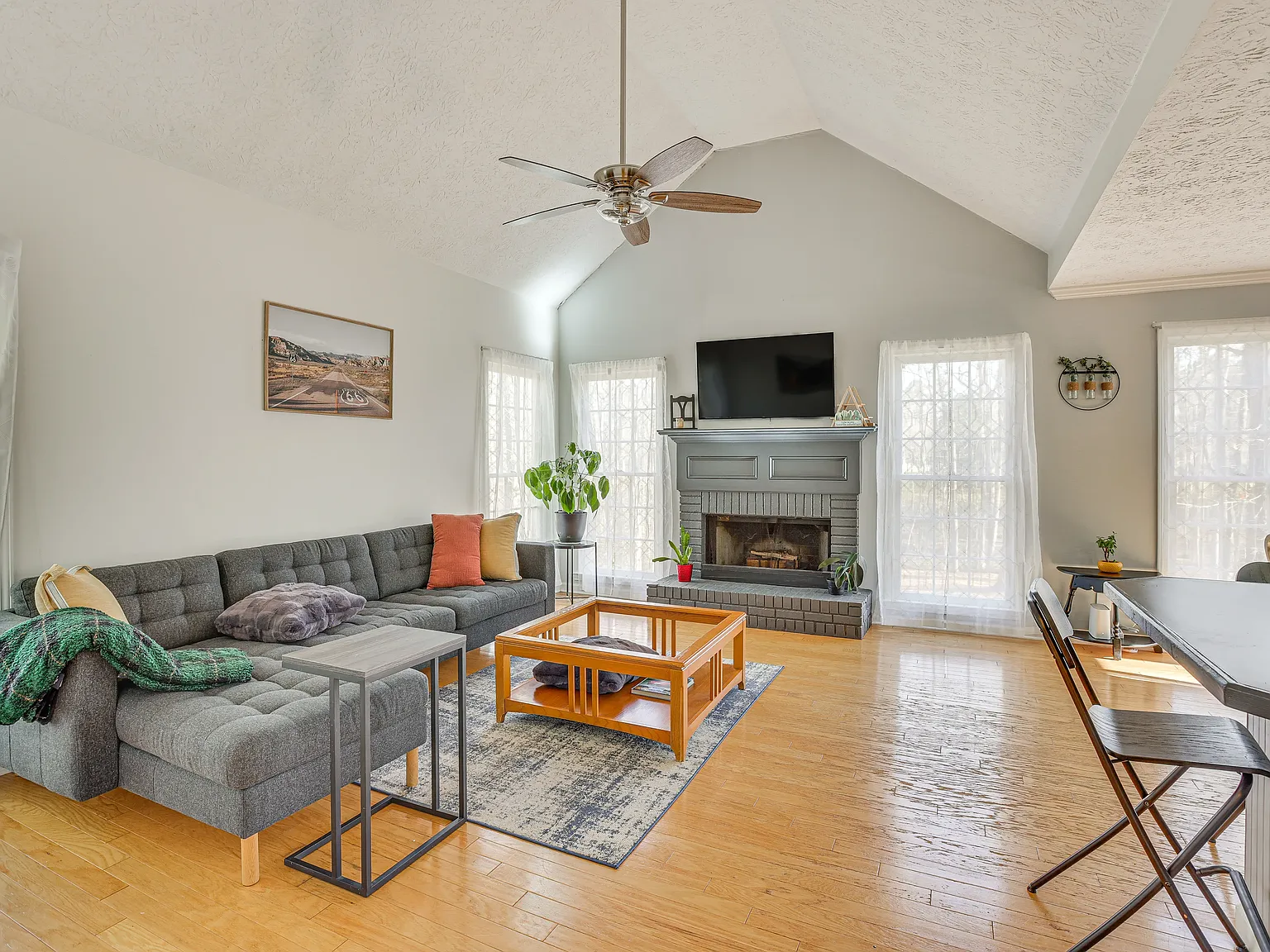 3 bed, 2.5 bath, 2022 sqft, $3,529 — Photo 2