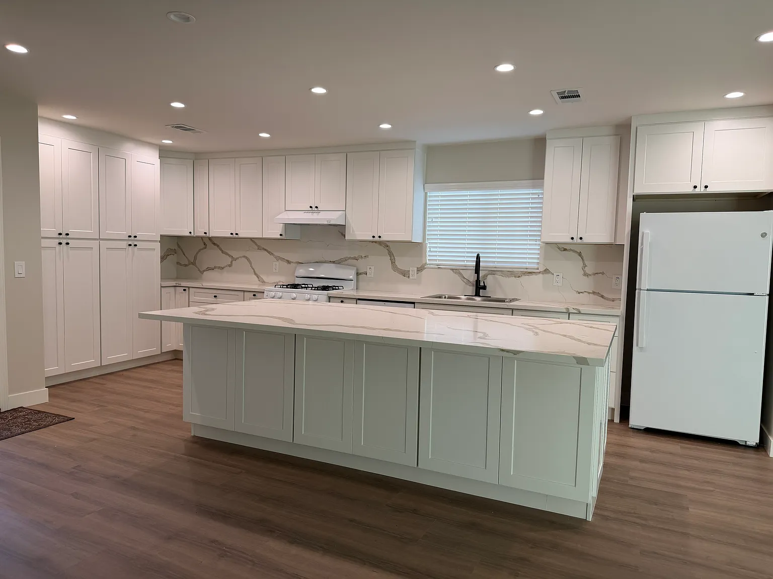 3 bed, 1263 sqft, $3,850 — Photo 2