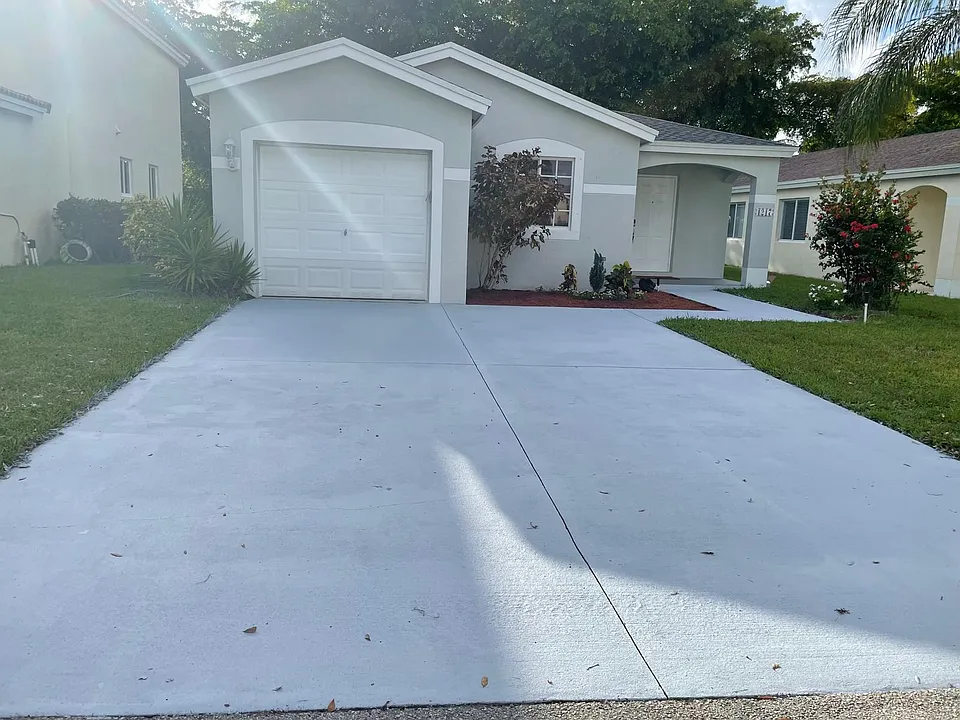 1217 SW 46th Way