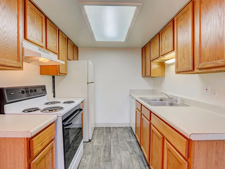 Applewood Crest Townhomes & Apartments — Photo 7