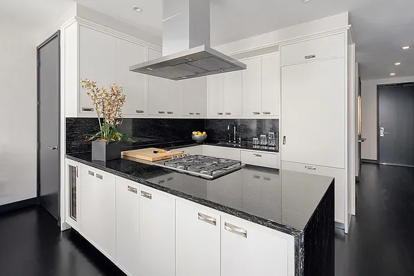 Rented by Extell Marketing Group LLC | media 25