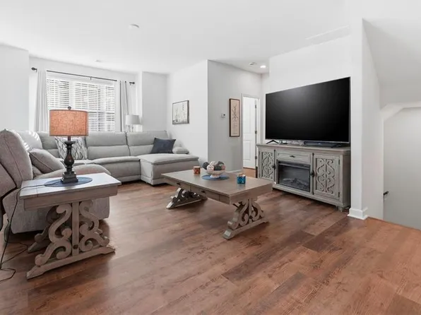 2022 Laycock Ln #101, Suffolk, VA 23435