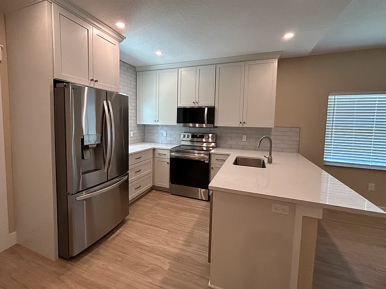 1041 Charlotte Ave — Photo 4