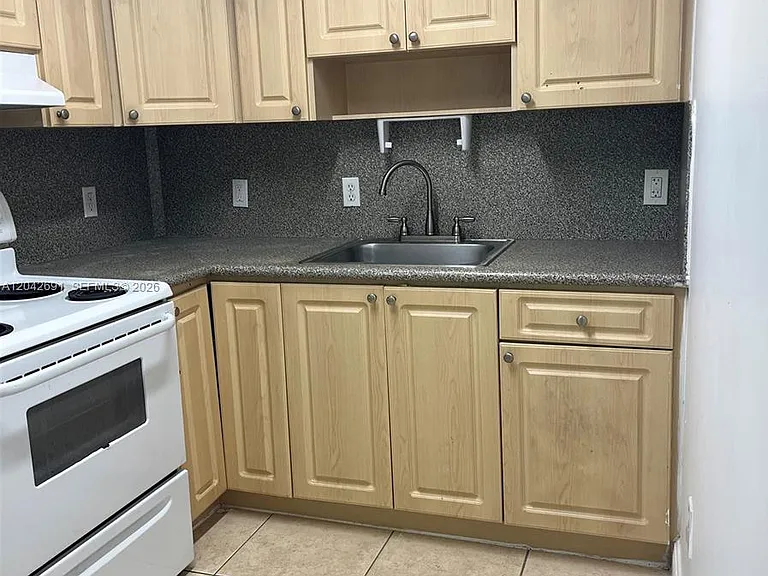 2185 NW 16th Ter #10 — Photo 5