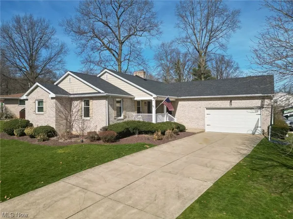 45 Robin Hood Dr, Youngstown, OH 44511