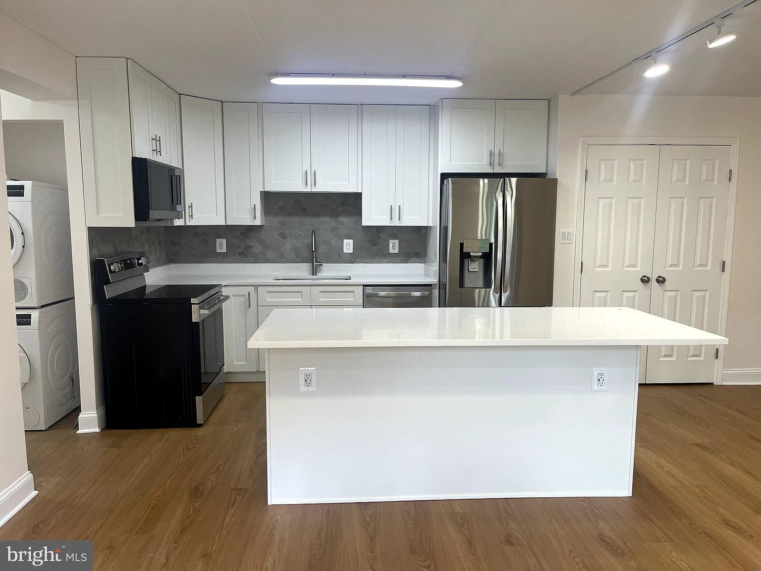 2 bed, 2.0 bath, 1044 sqft, $2,499 — Photo 3