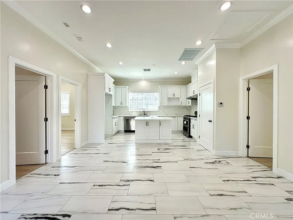 3 bed, 1200 sqft, $4,900 — Photo 3