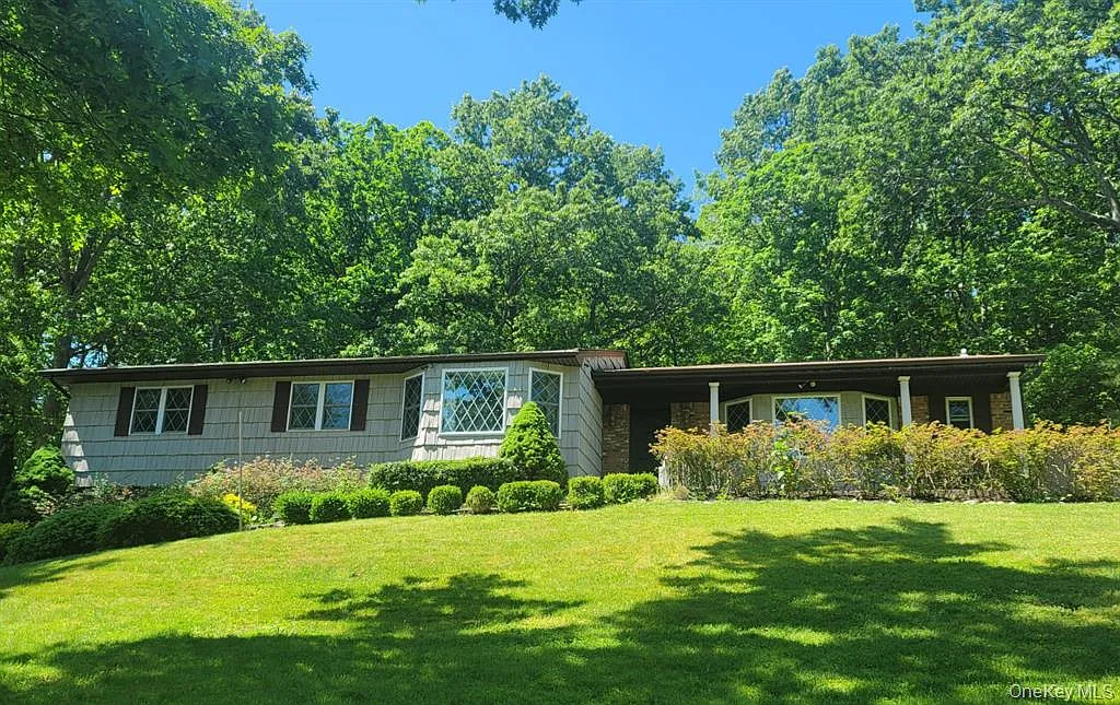Burrs Ln, Dix Hills — Photo 1