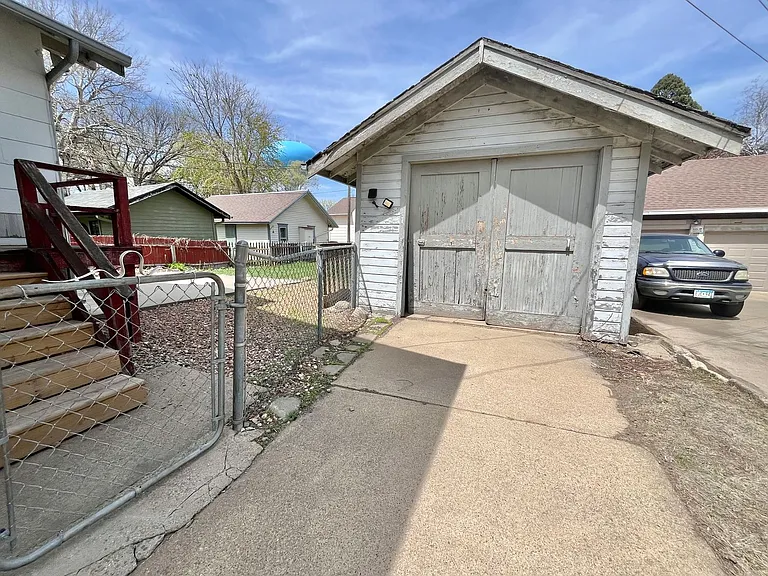1012 W 22nd St — Photo 31