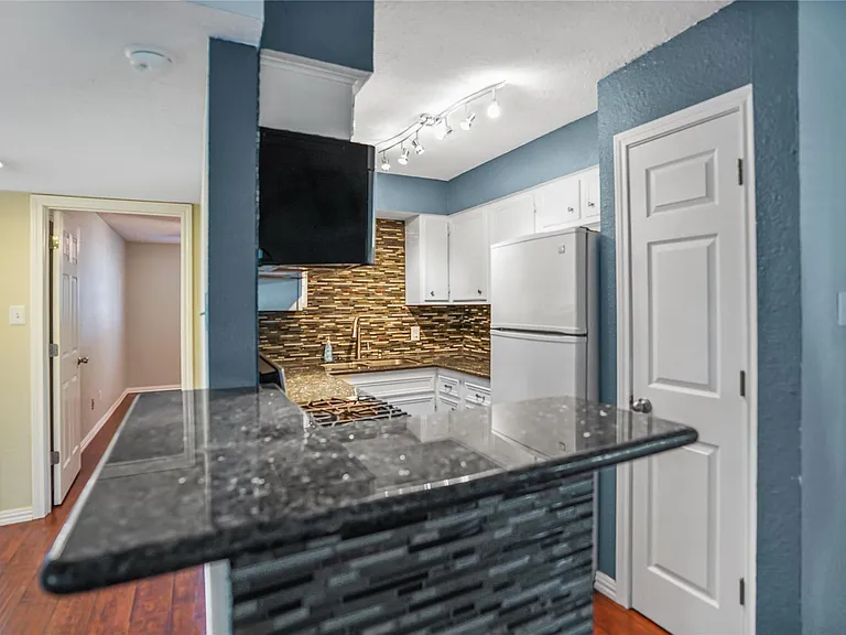 419 Marshall St #10 — Photo 7