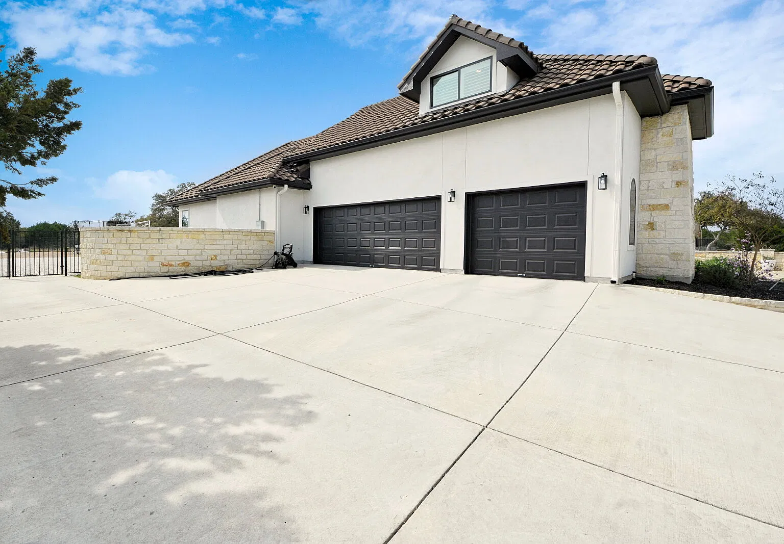 5 bed, 4.5 bath, 3830 sqft, $4,800 — Photo 3