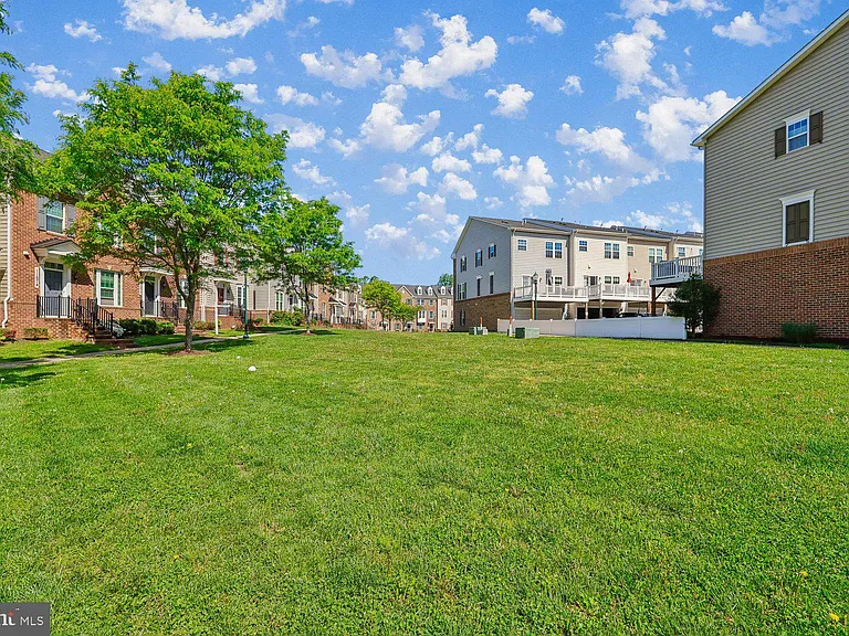 11672 Emerald Green Dr — Photo 24