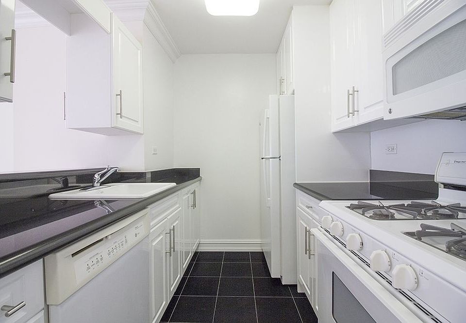 1st image of 400 E 71st St APT 8A