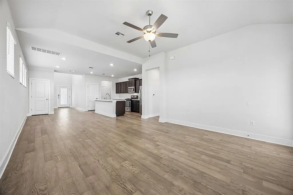 3 bed, 2.5 bath, 1973 sqft, $2,500 — Photo 2