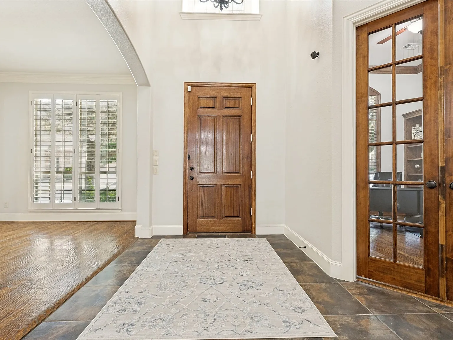 5 bed, 4.5 bath, 4379 sqft, $4,500 — Photo 3