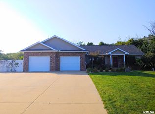 324 Casey Rd, Farmington, IL 61531