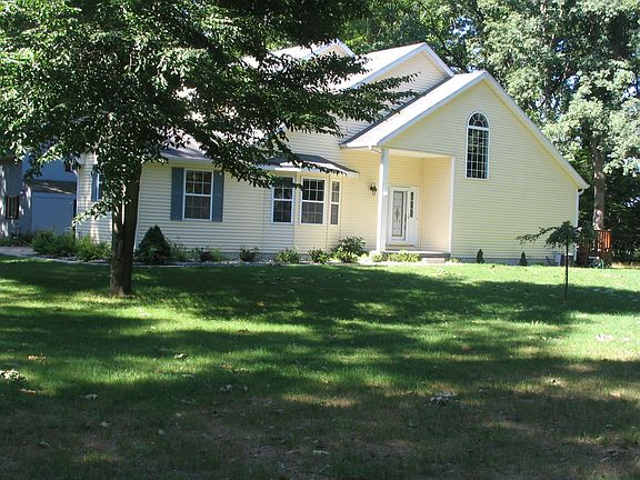 5th image of 1240 Queensway Dr