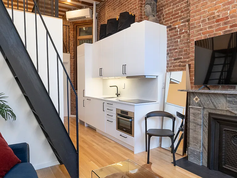 138 W 10th St #1R — Photo 1