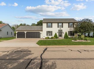 1198 Fieldview Dr, Menasha, WI 54952