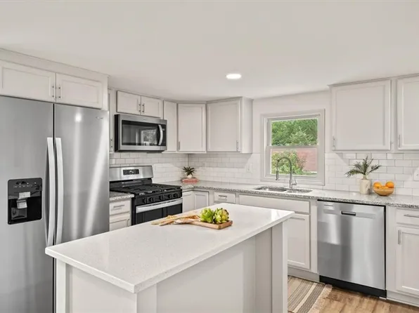 6600 Cernech Rd, Kansas City, KS 66104