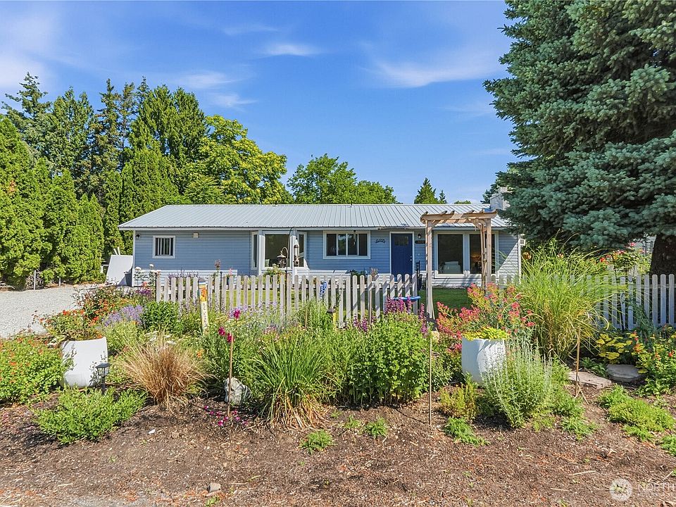 1st image of 809 NE Ella Street