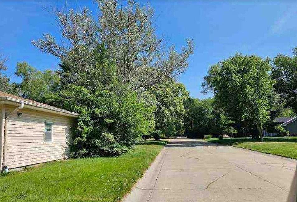 Exterior Neighborhood (street photo)