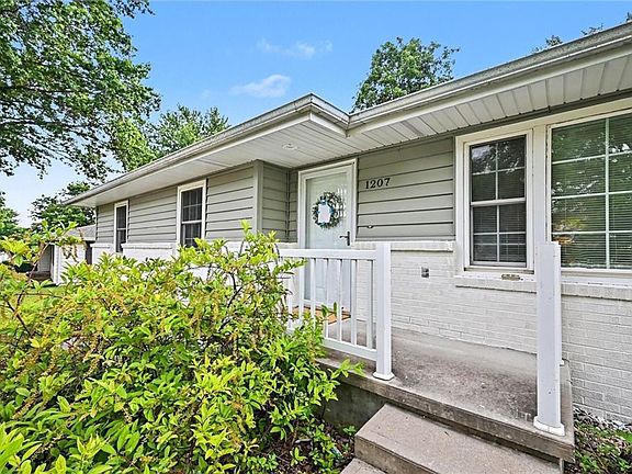 3rd image of 1207 Safari Dr