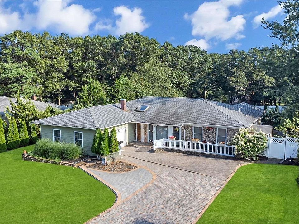 1st image of 8 Berwyn Drive
