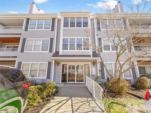 2308 Candlelight Ct, Helmetta, NJ 08828