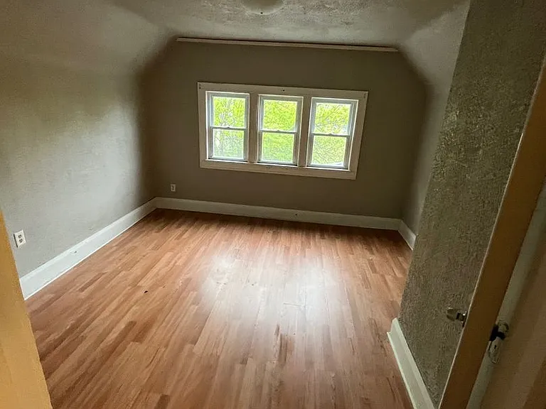 2821 W Concordia Ave — Photo 3