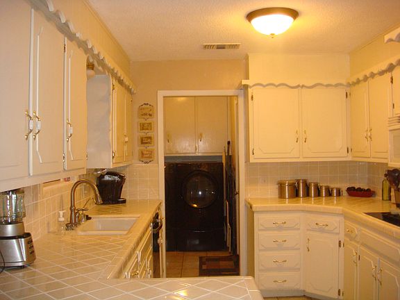 5th image of 907 Stanford St