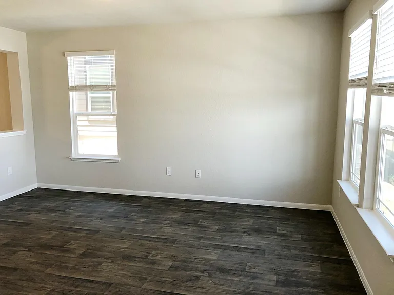 10502 Fulton Ave — Photo 4