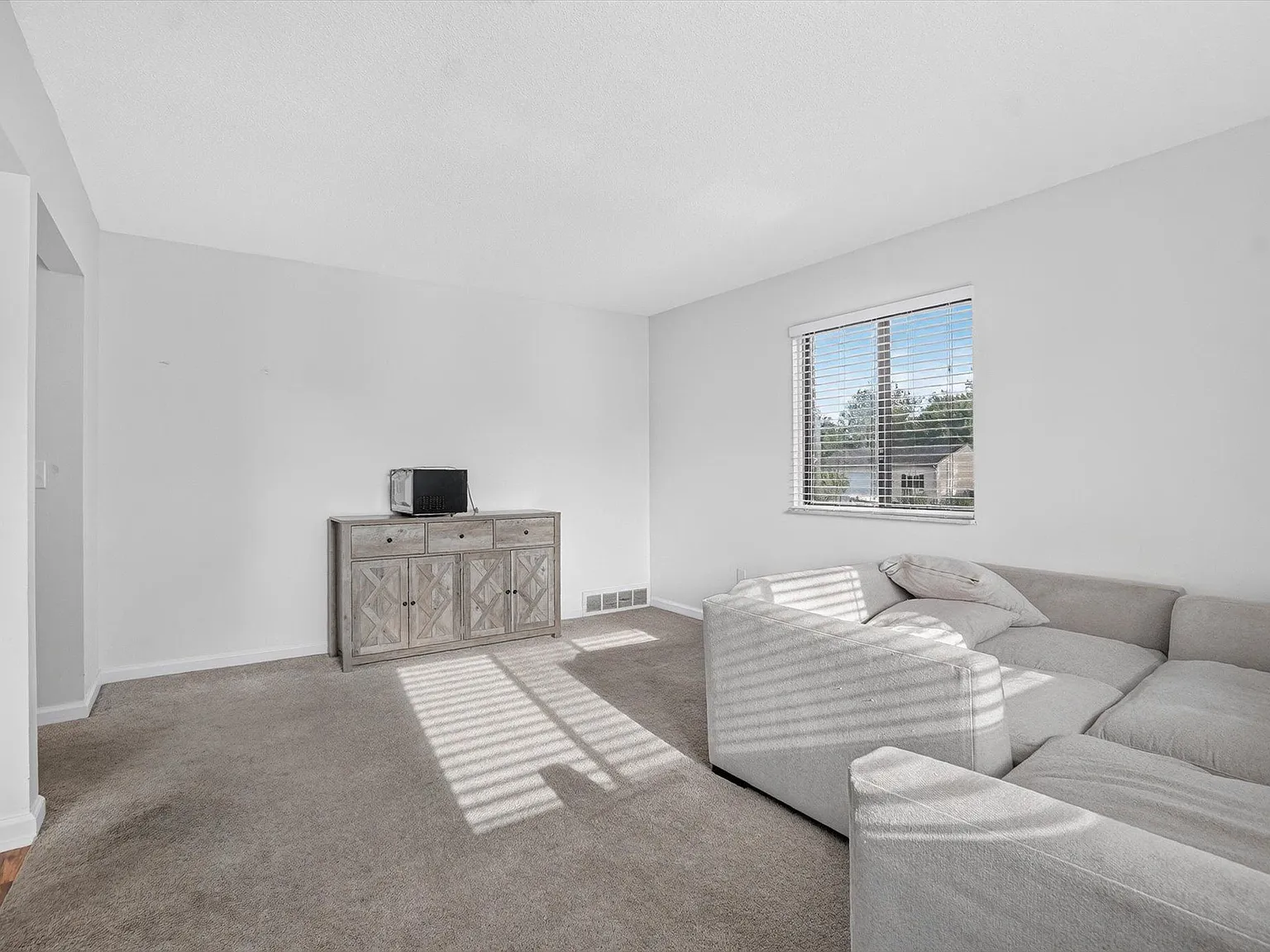 2 bed, 1.0 bath, 900 sqft, $1,125 — Photo 2