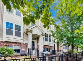 518 Grosvenor Ln, Aurora, IL 60504