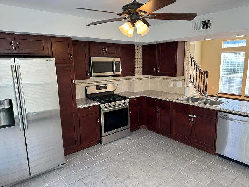 3 bed, 2.0 bath, 1360 sqft, $1,850 — Photo 4