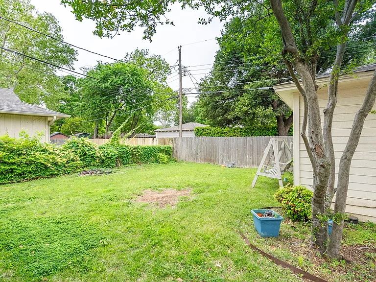 9203 Livenshire Dr — Photo 27