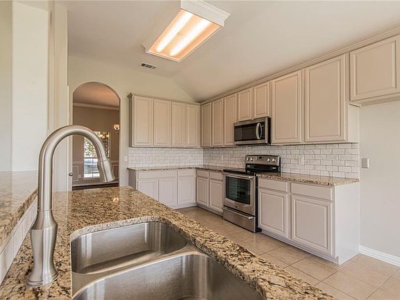 5th image of 160 Devonshire Dr