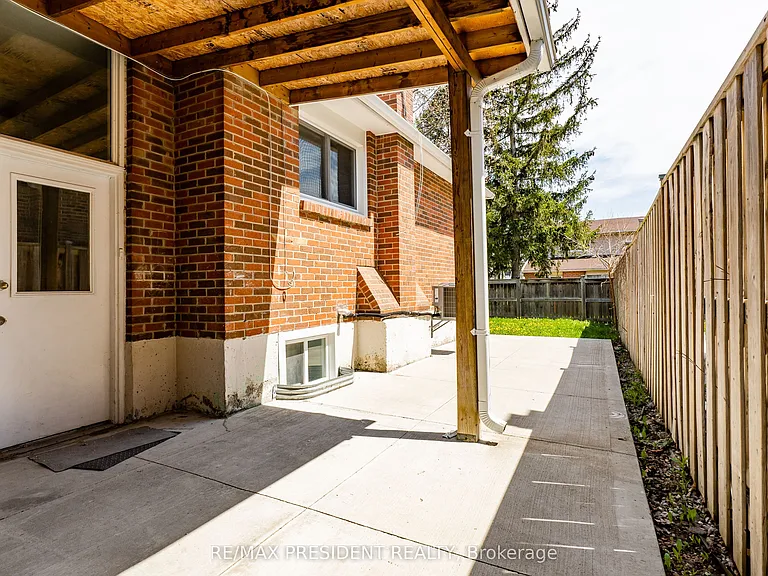 17 Manitou Cres #UPPER — Photo 25
