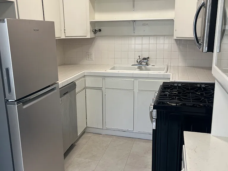 111 1/2 S Juanita Ave — Photo 3