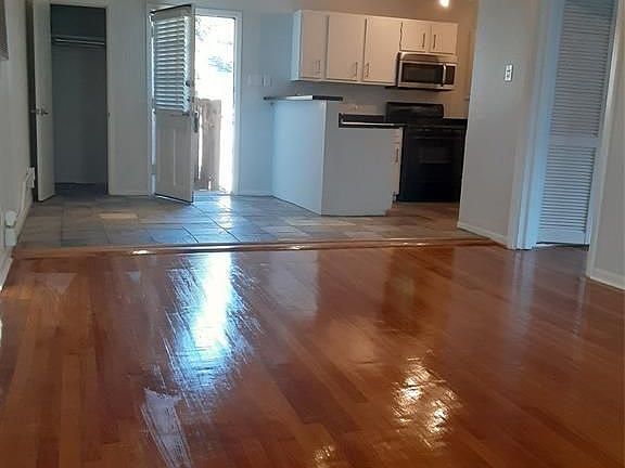 3rd image of 1746 1/2 Banks St #B