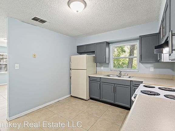 3rd image of 1703 Birchwood Cir