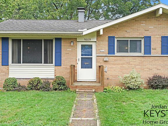 2nd image of 1609 Benjamin Ave NE